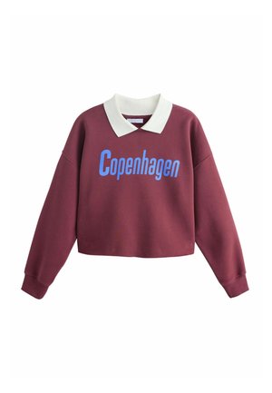 Felpa bordeaux a maniche lunghe con colletto bianco e scritta blu "Copenhagen" sulla parte anteriore, mostrata su sfondo bianco.