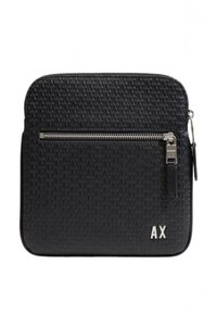 Czarna skórzana torba z wytłaczanym wzorem, z srebrnym zamkiem i metalowymi elementami oraz kontrastowym białym logo "AX" na przodzie.