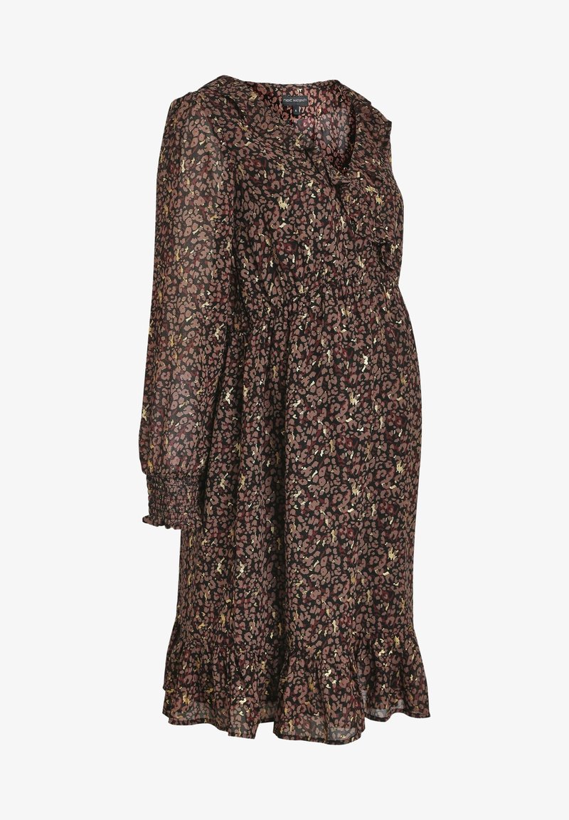 Robe de maternité marron foncé avec imprimé léopard rose et or, manches longues bouffantes, taille cintrée et ourlet ainsi que col à volants.