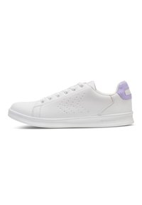 Baskets blanches avec une tige synthétique lisse, accent de talon violet, fermeture à lacets et détails perforés sur le côté. Semelle en caoutchouc.