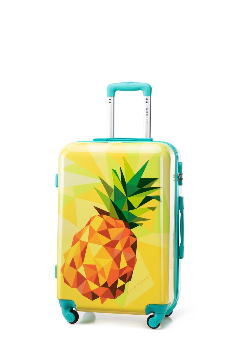 Kufr s pevným pláštěm zdobený geometrickým designem ananasu na žlutém pozadí, doplněný tyrkysovými rukojeťmi a koly.
