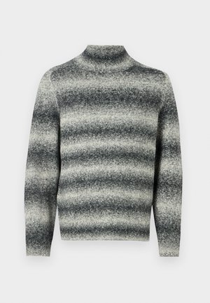 Maglione a collo alto intrecciato con un colletto a coste, caratterizzato da un motivo a gradiente nelle tonalità di grigio e bianco. Texture morbida, maniche lunghe.