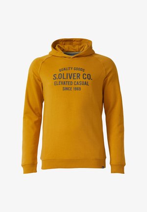 Felpa con cappuccio di colore giallo senape con maniche lunghe e testo blu navy che recita "Quality Goods S. Oliver Co. Elevated Casual Since 1969" sul davanti.