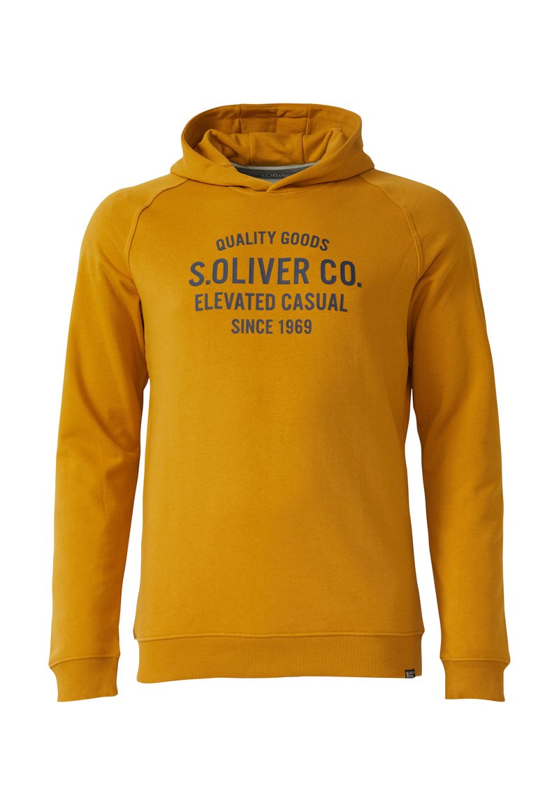 Senfgelbes Kapuzensweatshirt mit langen Ärmeln und dunkelblauer Schrift, die auf der Vorderseite "Quality Goods S. Oliver Co. Elevated Casual Since 1969" liest.