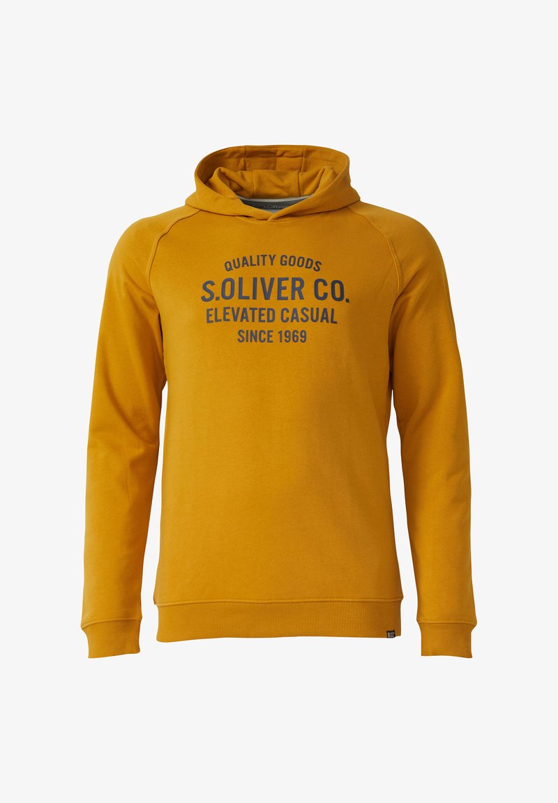 Mosterdgele hoodie met lange mouwen en marineblauwe tekst die "Quality Goods S. Oliver Co. Elevated Casual Since 1969" op de voorkant zegt.