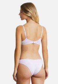 Lila kantstring beha met verstelbare bandjes, gladde stof en bijpassende low-rise bikini-onderbroek met contrasterende stikdetails.