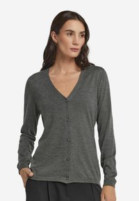 Grauer Knopf-Cardigan mit V-Ausschnitt, langen Ärmeln, gestrickter Textur und subtiler Rippung entlang der Bündchen und des Saums. Weicher, leichter Stoff.