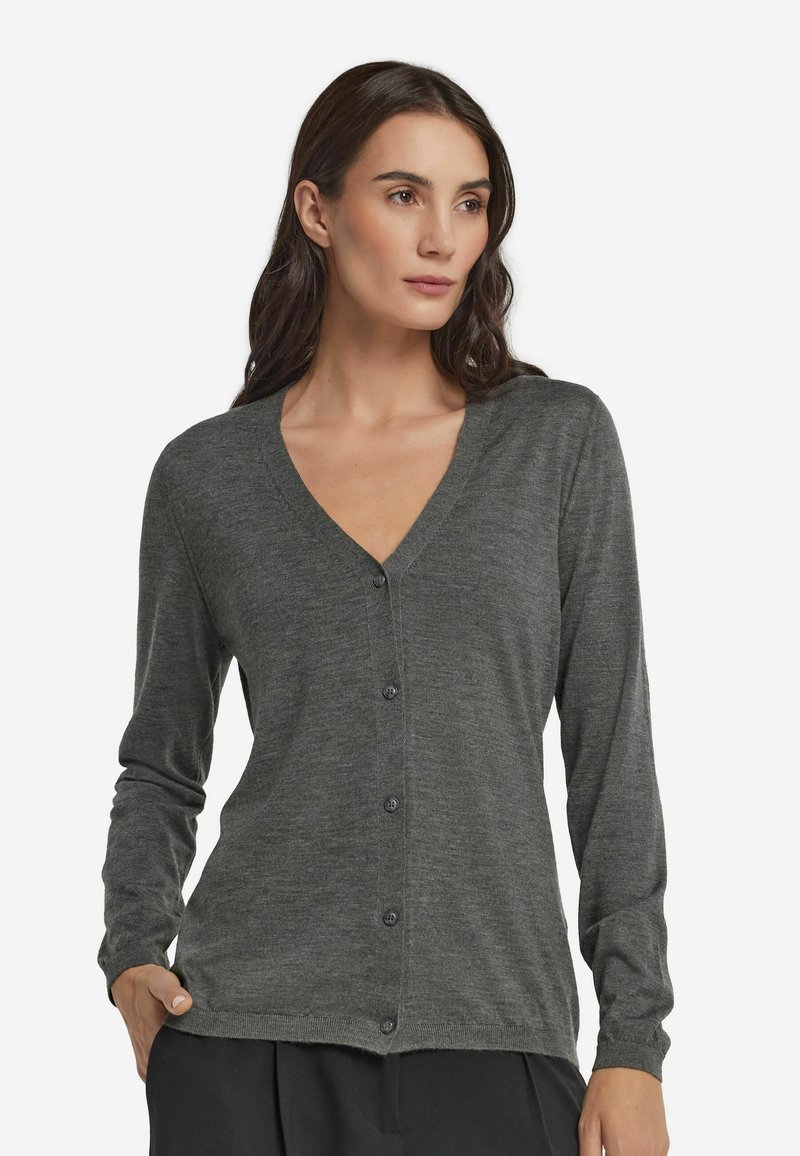 Grauer Knopf-Cardigan mit V-Ausschnitt, langen Ärmeln, gestrickter Textur und subtiler Rippung entlang der Bündchen und des Saums. Weicher, leichter Stoff.