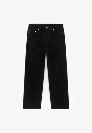 Schwarze Cordhose mit geradem Bein, ausgestattet mit zwei Vordertaschen und metallischen Hardware-Akzenten. Weiche Textur mit vertikalen Rippungen.