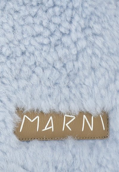 Tessuto fuzzy azzurro chiaro con una consistenza morbida, dotato di un'etichetta in pelle marrone cucita e stampata a caldo con il testo "MARNI" in bianco.