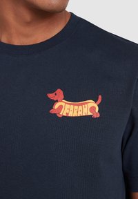 Granatowy sweatshirt z kolorową grafiką jamnika oraz słowem "Farah" w wyrazistym kroju. Wygodny materiał, klasyczny krój z okrągłym dekoltem.