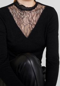 ONLY Stickad tröja - black