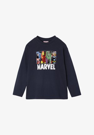 Navyblaues Langarmshirt mit einem Frontdesign von Marvel-Superhelden vor einem mehrfarbigen Hintergrund, mit "MARVEL" in Weiß aufgedruckt.