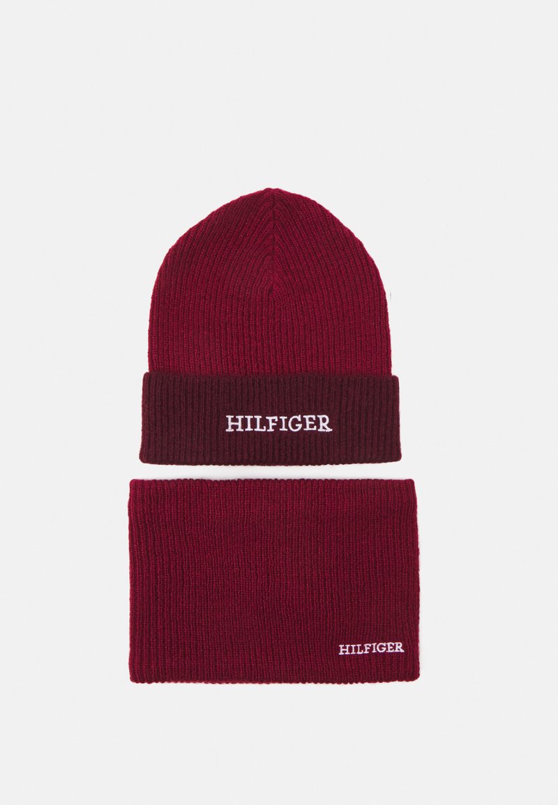 Conjunto de gorro de malha e cachecol em bordeaux, com textura canelada e detalhes da marca "HILFIGER" em branco em ambas as peças.