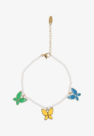 Hvid perlearmbånd med guldlås, der har tre sommerfuglevedhæng i grøn, gul og blå emalje.