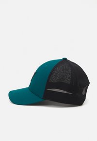 Teal front og sort mesh bag baseball cap med en buet skygge og ventilationsdetaljer. Har et struktureret stof og justerbar rem.