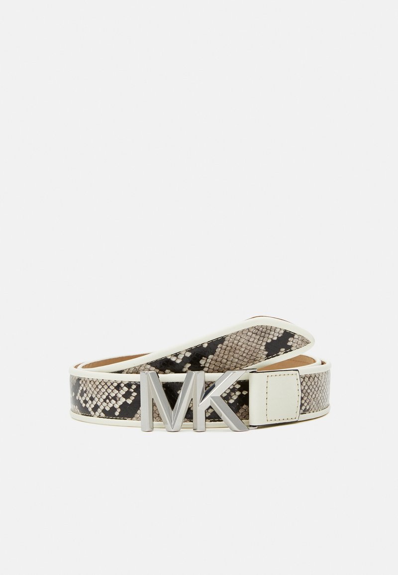 Ceinture en motif peau de serpent enroulée avec des bords blancs et une grande boucle métallique argentée "MK" sur un fond uni.