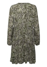 Rochie verde cu imprimeu paisley, cu mâneci lungi, guler rotund și tiv cu volane în straturi. Material moale cu modele intricate alb și verde deschis.