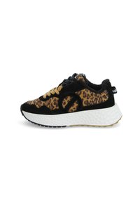 Baskets à imprimé léopard avec des accents en suede noir, semelle intermédiaire blanche texturée et semelle extérieure en caoutchouc noir. Comprend des lacets dorés et un détail de logo.