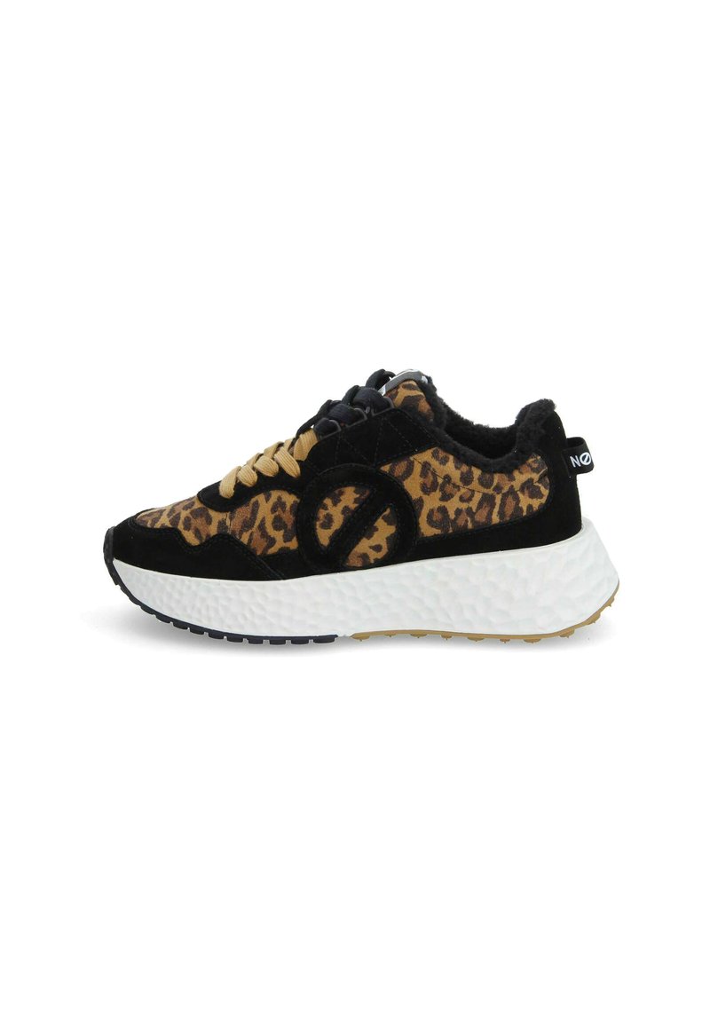 Baskets à imprimé léopard avec des accents en suede noir, semelle intermédiaire blanche texturée et semelle extérieure en caoutchouc noir. Comprend des lacets dorés et un détail de logo.