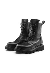 Stivali da combattimento in pelle nera con gambale alto, chiusura con lacci, suola imbottita e battistrada in gomma testurizzata per una maggiore aderenza. Tacco rinforzato e linguetta di presa.