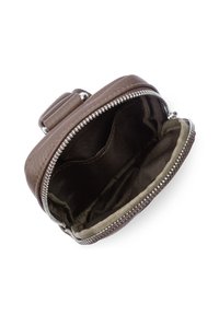 Portafoglio rotondo in finta pelle marrone con chiusura a zip, dotato di un interno foderato e due scomparti per carte o contante.