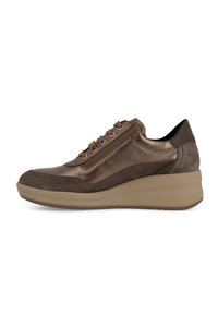 Sneakers in pelle bronzo con suola a zeppa rialzata, dettagli in suede texturizzato, punta rotonda e sei occhielli con lacci in tono oro.
