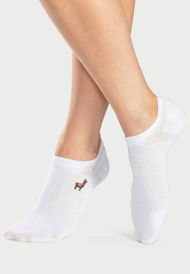 Calzini alla caviglia bianchi realizzati in misto cotone, con un piccolo ricamo di un lama colorato sul lato. Texture morbida, apertura elastica.