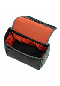 Groene en zwarte tas met rits, met een oranje gaas interieur. Beschikt over meerdere compartimenten en een gladde textuur. Geopend voor zichtbaarheid.