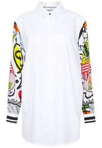 Witte shirt met kleurrijke, patroon lange mouwen die een mix van abstracte en grafische ontwerpen bevatten. Klassieke kraag en knoopsluiting aan de voorkant.