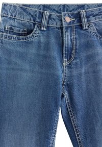 Blå denimjeans med en klassisk passform, med ljusa sömmar, en framficka, metallknappsstängning och en mjuk textur.