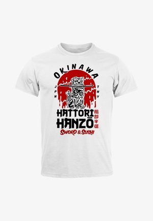 Weißes Baumwoll-T-Shirt mit einer schwarzen und roten Grafik eines Löwenhundes, der ein Schwert hält, mit dem Text "OKINAWA HATTORI HANZŌ SWORD & SUSHI".