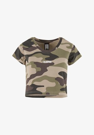 Zöld és barna árnyalatokban, kamuflázs mintázatú, rövid ujjú crop top. Kerek nyakkivágással és fehér hímzett logóval rendelkezik.