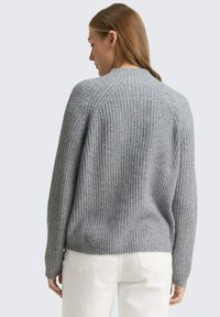 Grau gerippter Pullover mit Rundhalsausschnitt und langen Ärmeln. Der strukturierte Stoff weist vertikale Streifen auf und bietet ein gemütliches Design.
