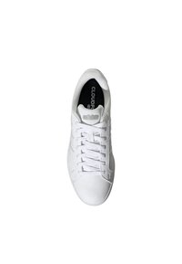 Zapatilla blanca de Adidas con cordones blancos, plantilla negra "Cloudfoam" y logo de Adidas en la lengüeta, mostrada en vista superior sobre fondo blanco.