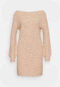 Robe tricotée nude à épaules dénudées avec de longues manches bouffantes, texture côtelée et coupe droite, présentant une coupe légèrement relaxée.