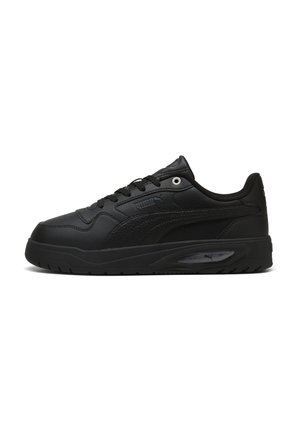 Sort lavskaftet sportssneaker med tekstureret sål, snørebånd foran og diskret Puma-logo på siden, vist fra siden på hvid baggrund.