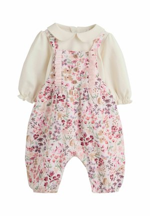 Crèmekleurig babyshirt met lange mouwen en een Peter Pan-kraag onder een roze tuinbroek met bloemenprint, knopen en ruches op de bandjes.