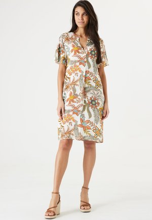 Kurzärmliges Blumenkleid mit V-Ausschnitt, lebendigen orange- und blautönen Mustern auf einem hellen Hintergrund und einem knielangen Design.