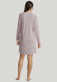 Langwerpige nachtjurk met roze en witte horizontale strepen, met een comfortabele pasvorm, zachte stof en een afgeronde zoom op kniehoogte.
