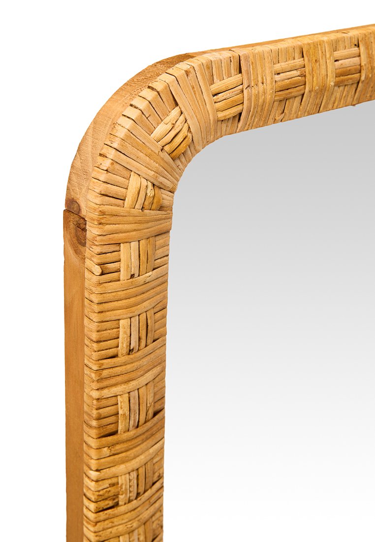 Rechteckiger Spiegel mit einem Rahmen aus natürlichem Holz, der mit gewebten Rattanakzenten versehen ist und eine glatte, reflektierende Oberfläche hat. Helle Beigetöne.