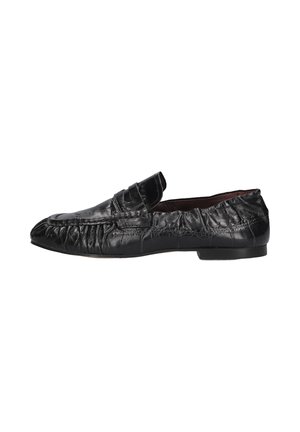 Zwarte leren loafer met een gestructureerd, gerimpeld oppervlak en een lage hak, vanaf de zijkant op een witte achtergrond afgebeeld.