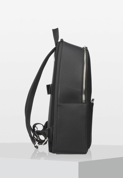 Sac à dos noir en matériau texturé avec un design rectangulaire élégant ; comprend une fermeture éclair sur le côté et une sangle ajustable.
