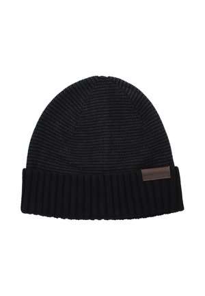Czarna, dziana czapka beanie z prążkowanym mankietem, teksturowanym wzorem oraz małą brązową skórzaną metką z przodu.