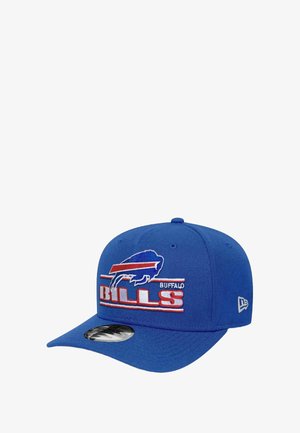 Blaue Baseballkappe mit gesticktem Buffalo Bills Logo. Merkmale in Rot und Weiß, ein flaches Schild und eine strukturierte Krone.