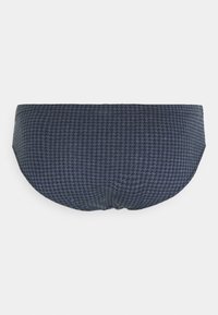 Donkerblauwe zwembroek met een klein houndstooth patroon, met een gladde textuur en een elastische tailleband. Alleen de achterzijde.