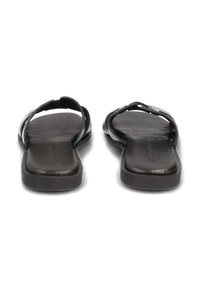 Zwarte slippers met een platte zool, een minimalistisch ontwerp en een gladde textuur. Voorzien van smalle banden die over de voetbed heen kruisen.