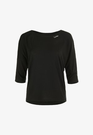 Schwarzes T-Shirt mit lockerer Passform, 3/4-Ärmeln, Bootsausschnitt und subtilen Logodetails auf der linken Schulter. Weicher Stoff mit angenehmer Textur.