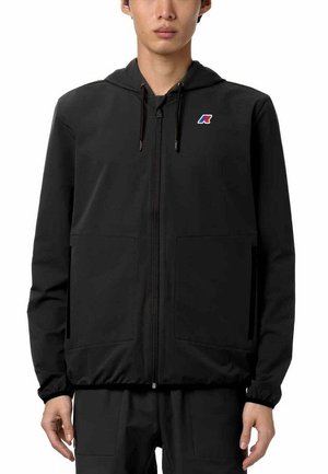 Giacca nera con zip e cappuccio, realizzata in tessuto morbido. Presenta due tasche frontali e un piccolo logo in accentuazione sul lato sinistro del petto.