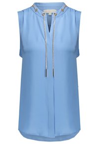 Blouse sans manches bleu clair avec col montant, cordon coulissant en chaîne argentée et ourlet légèrement courbé.